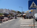 Carvoeiro square avec plage bars et restaurants et où le annuel Black and White Night est tenue.