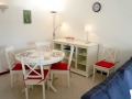Table et chaises dans appartement avec piscine en Carvoeiro Algarve Portugal.